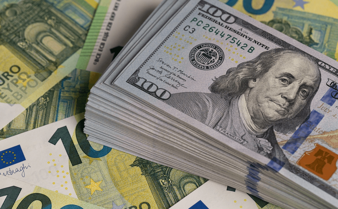 ЦБ понизил курс доллара на 1,84 рубля, а евро — на 2,36 рубля